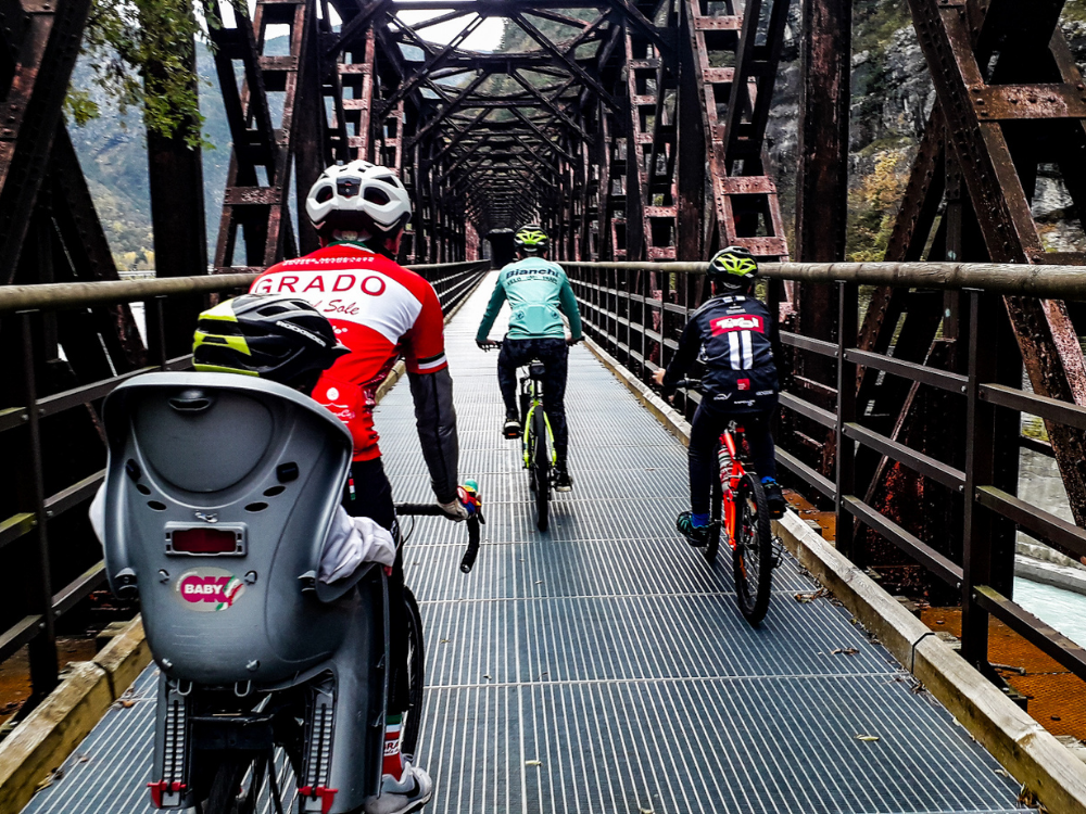 famiglia in bici pedalare con i bambini